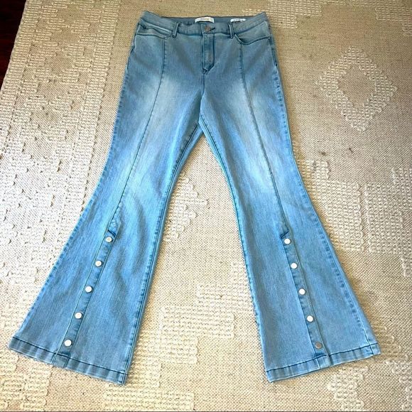 Skinnygirl Denim - Skinny girl wide leg high-rise stretch jeans w snap detail at the bottom Size 32